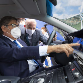 El vicepresidente del Gobierno de Aragón y presidente de la Fundación Hidrógeno Aragón, Arturo Aliaga, ha recibido en Huesca el Hyundai Nexo.